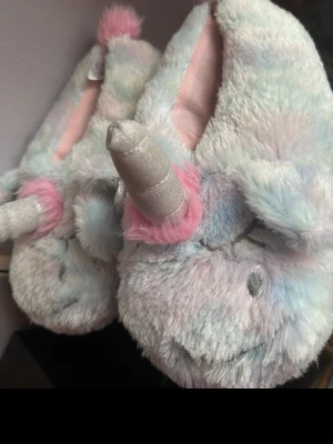 Pastellfärgade enhörningstofflor - Supermjuka och fluffiga tofflor i form av enhörningar med horn och öron. Tofflorna har pastellfärger i blått, rosa och vitt samt rosa detaljer runt hornen. Insidan är ljusrosa och materialet är plysch som känns riktigt mysigt på fötterna. Knappt använda säljer därför till någon vars barn eller en själv kan ha glädje av dessa urgulliga unicorn tofflor! 🌷Oklart exakt vilken storlek men är iallafall inte större än stl 38 i skor!😃Spana även in mina andra fina plagg!🤗