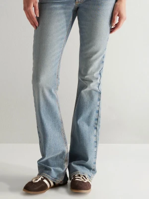 Ljusblå bootcut jeans - Säljer ett par ljusblå bootcut jeans med klassisk femficksdesign och kontrastsömmar. Jeansen har fickor med knappar baktill. 