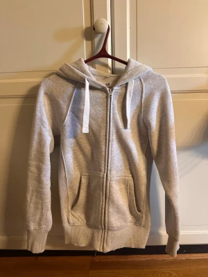 Russemerch tröja  - Jättefin hoodie från russemerch den är i bra skick inga defekter men den är använd några gånger och tvättad köpte för nypris runt 749 priset går att diskutera 