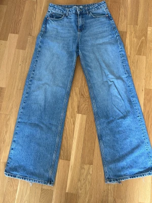 Jeans  - Från Zara knappt använda, lite slitna i botten