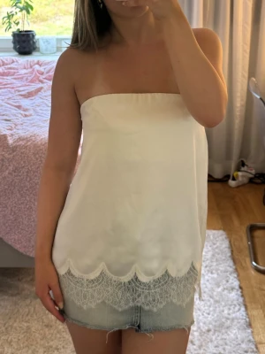 Satintopp - Vit satintopp med spets från Zara i storlek Xs. Toppen har som en liten rispa (se bild 3) men är annars i mycket bra skick.