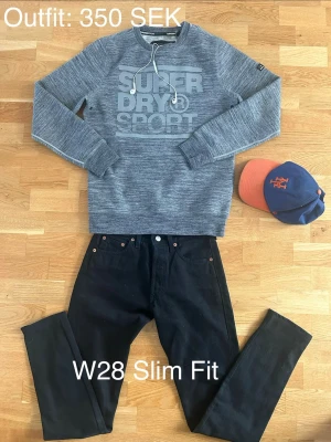 Levi Strauss & CO Slim Black Jeans  W28 - Säljer ett par svarta slim fit jeans med klassisk femficksdesign och knappgylf. Jeansen har en smal passform och är perfekta för dig som gillar en stilren och enkel look. Materialet är mjukt och följsamt för extra komfort. Man kan köpa hela outfiten eller bara tröjan på min profil!
