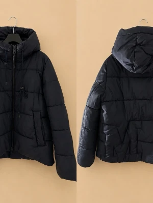 Marc O’Polo dunjacka💙 - Marc O’Polo dunjacka   Säljer min svarta pufferjacka från Marc O’Polo, köpt på Zalando. Jag har använt den i ungefär ett år och den är fortfarande i ganska bra skick. Det finns ett litet märke/skav på ryggen, vilket syns på bilderna men syns mest i starkt ljus.  Den är varm, skön och perfekt för kalla höst- och vinterdagar. ❄️🧥  Jag har digitalt kvitto från Zalando och kan visa det om du vill se det.  💰 Pris går att förhandla!