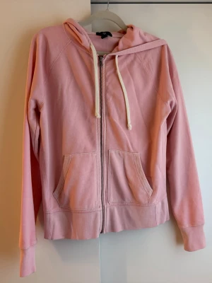 Ljusrosa hoodie med dragkedja från Gap - Ljusrosa hoodie från Gap i storlek XS. 💗