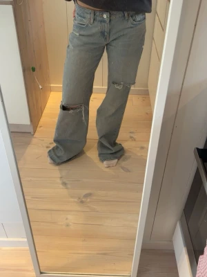 Ljusblåa vida jeans med hål - Säljer dessa snygga trendiga jeans från Zara som inte säljs längre!!