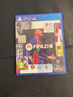 FIFA 21 till PS4 - FIFA 21 till PlayStation 4 med blå plastfodral. Omslaget har en färgstark design med fotbollsspelaren Mbappé i PSG:s matchställ. Spelet är från EA Sports och har PEGI 3-märkning. Perfekt för dig som gillar fotbollsspel och vill utmana vänner.