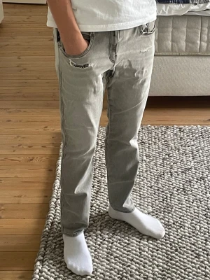 Replay anbass jeans  - Replay anbass jeans | Modell: Anbass | inga stora defekter   |Skriv vid någon fråga, fraktas snabbt 🙌   