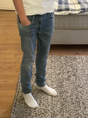 Replay anbass jeans  - Replay anbass jeans | Modell: Anbass | Inga defekter |Skriv vid någon fråga, fraktas snabbt 🙌   