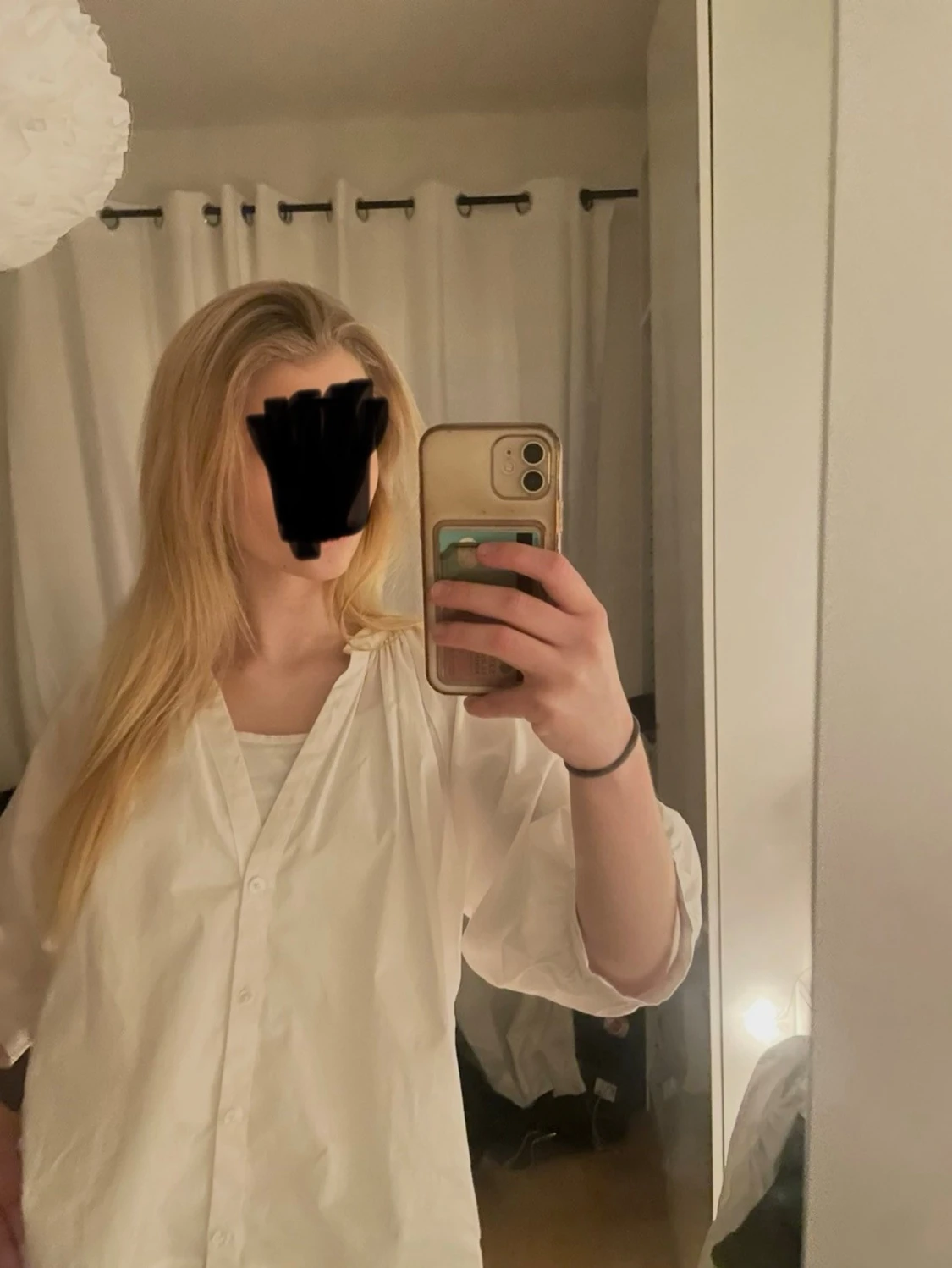 Vit skjorta med knappar - 1