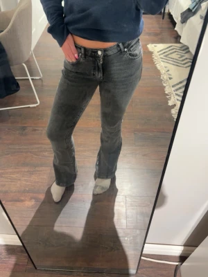 Grå bootcut jeans  - Snygga utsvängda jeans från Gina tricot, inga defekter, storlek 36! Som nya 🥰