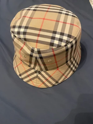 Burberry bucket hat  - Haft ett tag dock knappat använd, tröttnat på den, köpt från farfetch och kvitto finns om det önskas
