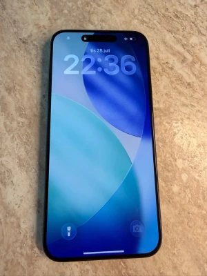 IPhone 15 Pro Max - iPhone 15 Pro Max 256gb, telefonen är i jätte bra skick, kartong och en helt ny orginal iPhone kabel medföljer. Telefonen är olåst så alla operatörer kan användas.