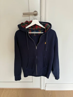 Ralph lauren hoodie - Snygg ralphlauren hoodie med cool design i luvan passar bra till allt. Inga defekter