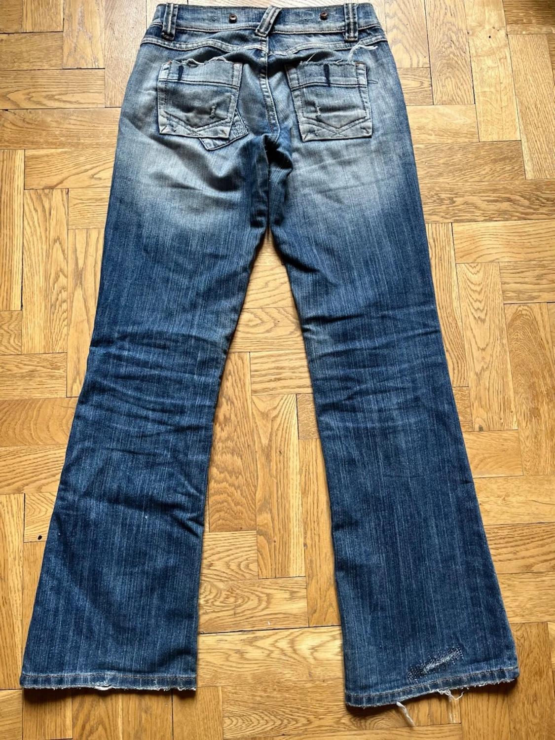 Blå bootcut jeans med patchdetaljer - 1