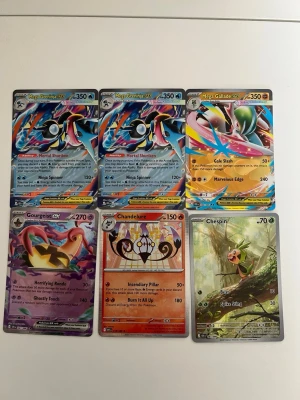 Pokémon GX/EX kort samling 6st - Säljer en samling med 7 Pokémon GX/EX-kort: Mega Greninja CX (2 st), Mega Gallade CX, Gourgeist GX, Chandelure, Chespin och ytterligare ett kort. Färgglada och glansiga samlarkort i klassisk rektangulär form, tillverkade i laminerad papp. Perfekt för Pokémon-fans och samlare.