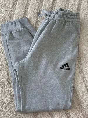 Mjukisbyxor från adidas - Nästan helt nya mjukisbyxor från adidas, skriv gärna angående frågor eller fler bilder!