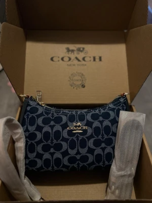 Coach signature shoulder bag blå/jeans modell - Aldrig använt, helt ny! Medföljes box, dustbag och beige handtag och axelrem! 