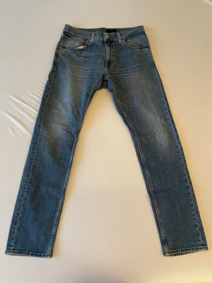 Tiger of Sweden jeans - Tiger of Sweden modell Pistolero, slim fit  i storlek 30/30. I utmärkt skick! 