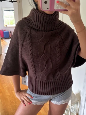 Brun Stickad tröja  - Super fin!! Helt ny, Lappen är kvar. 
