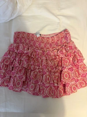 Kort kjol - Välj en eller flera kjolar alla säljs för 150kr! Alla är i gott skick och alla är o samma storlek ungefär 13-14 eller vuxen storlek 32-34!
