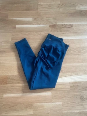 Mörkblå träningstights - Mörkblå leggings från relode, köpta på vinted men va tyvärr för korta för mig. De är i längden regular
