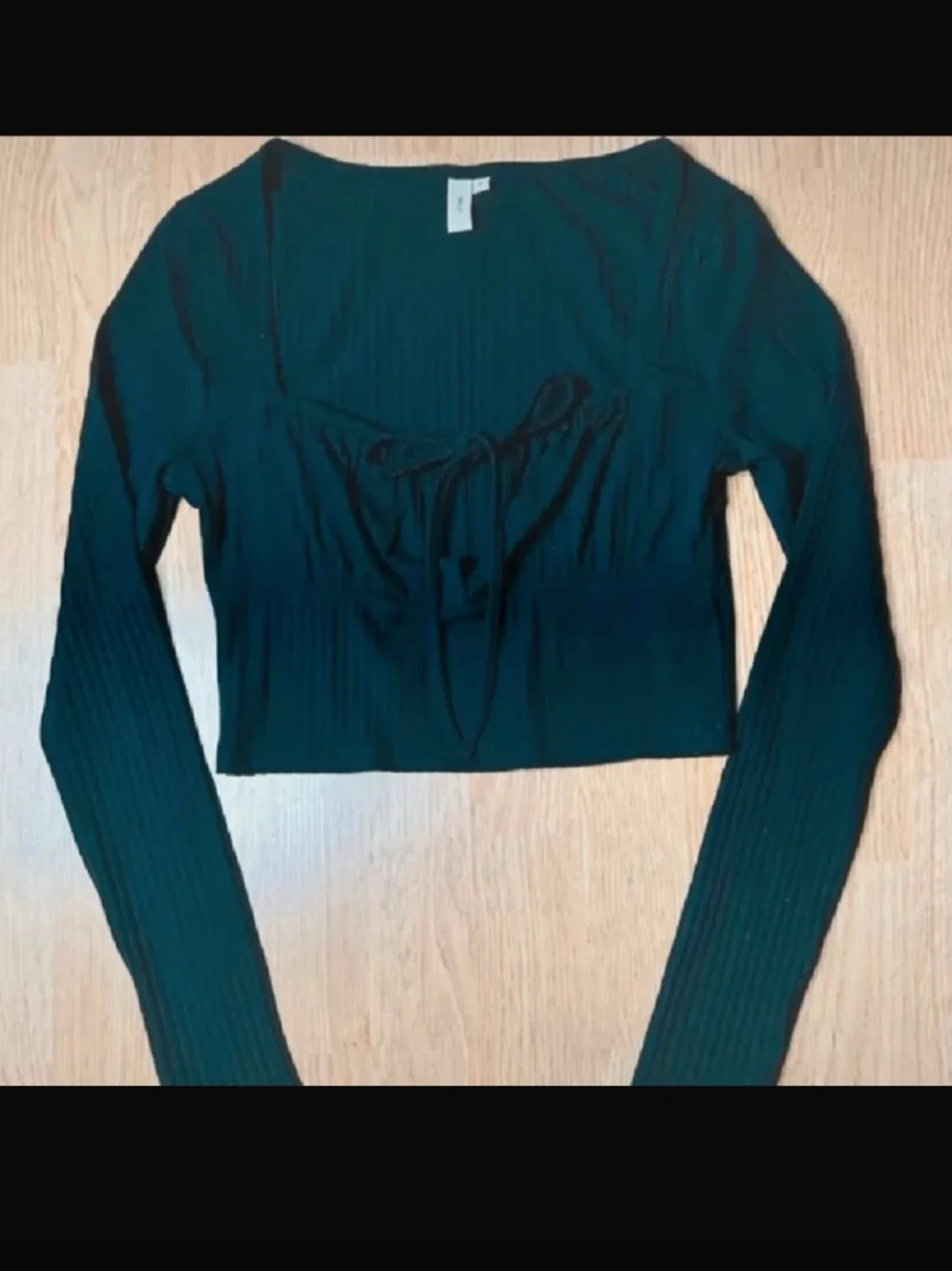 Nelly svart ribbad crop top med fyrkantig halsringning och söt knytning • Y2K • Coquette • Stretch • Strl S