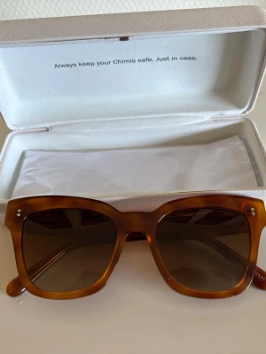 Chimi 07 Havana - Dessa är Chimi 07 Havana solglasögon i en klassisk sköldpaddsmönstrad acetatfinish. Fodral och putsduk finns också.