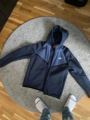 Nike tech fleece hoodie blå - Ny nike tech fleece hoodie blå strlk M