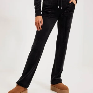 Svarta juicy couture mjukisbyxor  - Säljer svarta juicy couture mjukisbyxor i storlek XS. De är i mycket bra skick. En av fickorna har ett litet hål i sig. Skriv privat för att se