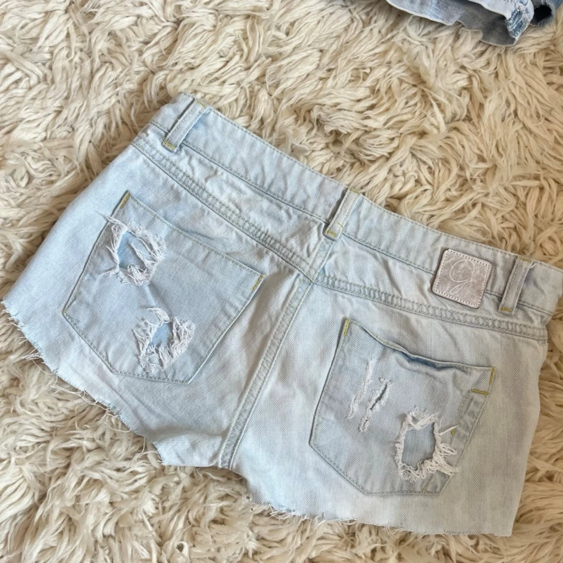 Ljusblåa lågmidjade jeanshorts  - 1
