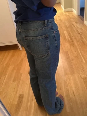 Blå raka jeans - Säljer ett par klassiska blå jeans med rak passform. Mycket bra skick!