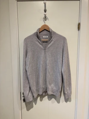 Soft Goat Kashmir zip - Säljer denna sjukt snygga zipen från Soft Goat. 100% Kashmir. Endast använd fåtal gånger! Vid frågor eller funderingar är det bara att höra av sig:)
