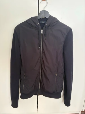 Herno cardigan - Mörkblå cardigan/jacka från Herno. Knappt använd så skicket är bra. Perfekt till hösten. Sitter som S