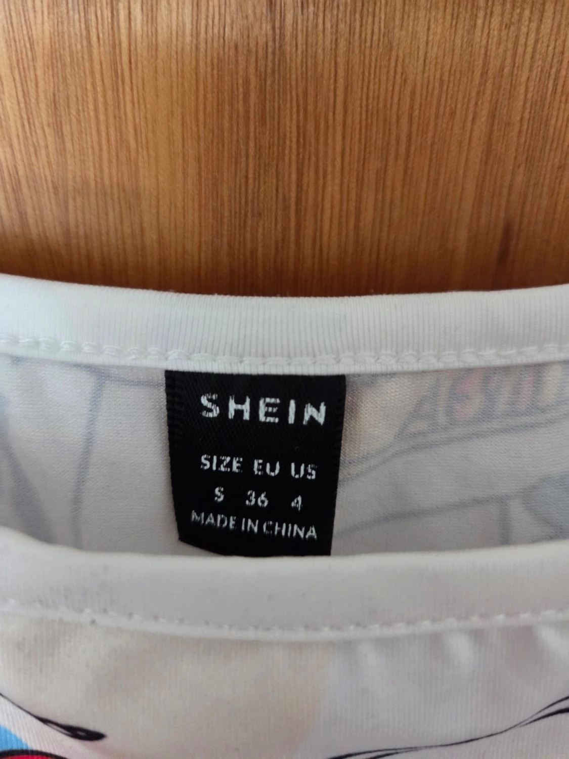 Vit crop top med serietidningsmönster - 2