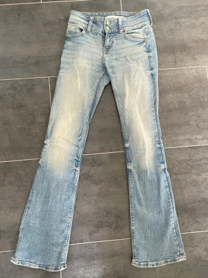 Ljusblå lågmidjade bootcut jeans - Jättesnygga ljusblå lågmidjade bootcut jeans från Bershka, säljer då de är för små för mig.  