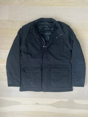  Field jacket  - Säljer denna sjukt feta John Henric Field jacket. Storlek M. Mörkblå. Nypris ca 2500. Perfekt nu när det blir kallare ute, insidan är även i dun matriel som gör den varmare. Hör av dig vid minsta lilla fundering! 