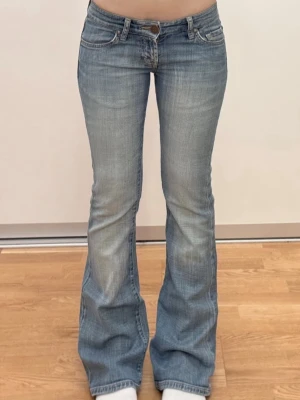 ultra lowrise bootcut jeans  - unika vintage ltb passar xs och sitter mycket lågt i bra vintage skick, lilla hålet kan enkelt sys om man vill kan jag göra det innan jag skickar de  följ för mer 💌 leverans inom 24h   midja 35 innerben 75,5