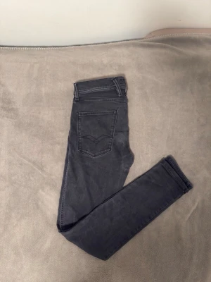 Replay anbass jeans - Snygga mörkgrå jeans från Replay med klassisk femficksdesign och diskreta sömmar. Jeansen har normal passform och är tillverkade i ett mjukt jeansmaterial som sitter skönt hela dagen. Perfekta till en avslappnad och trendig look. W 31. L 32
