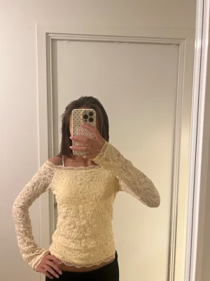 Lace off shoulder top  - Jätte fin spets topp från Gina i storlek S 💞 helt nya med prislapp, aldrig använd. Perfect för lite festligare event!!