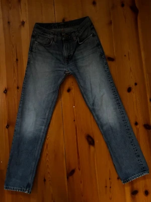 Nudie jeans herr - Nudie jeans i modellen Gritty Jackson. Jeansen är i passformen straight fit och har storleken 30:30. Jeansen har en slitning som syns på en av bilderna men är lagad av skräddare