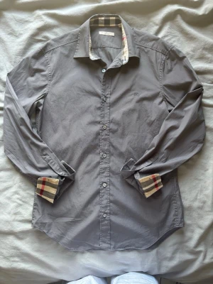 Burberry skjorta  - Riktigt fet skjorta från burberry, skick 8/10, storlek S, nypris runt 5000kr. Ställ gärna frågor🤝