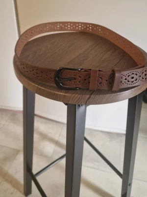 Skärp ljusbrunt - Bälte 110 cm långt. 2,8 cm brett. PU läder.