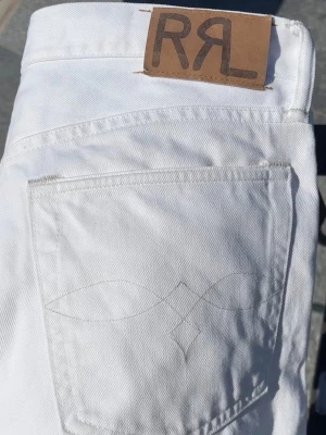 Double RL/RRL jeans selvedge - Snygga vita jeans från RRL med rak/slim passform. Jeansen är även gjorda i selvedge tyg