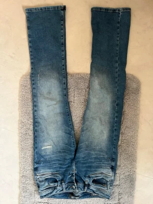 Blå bootcut LTB jeans med slitningar - Säljer ett par blå LTB ”valerie” jeans med bootcut och slitningar på framsidan. Jeansen ljusare partier på låren för en snygg och mer vintage look. Fickorna har ett litet broderi på som lyfter upp jeansen mycket! Skriv privat om ni har frågor eller vill ha fler bilder etc💕💕