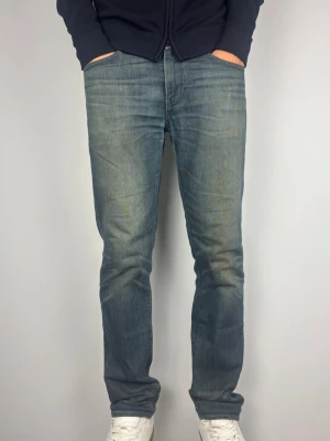 Levis 511 med Unik Tvätt W32 L32 - Levis 511 med riktigt snygga fades i en unik och snygg färg. Dessa är väldigt unika! Skick: B Grade, lagade i grenen av professionell skräddare som inte påverkar vid användning. Färg: Distressed blå färg med mycket fades | Modell: 511 | Storlek: W32 L32 | Passar på modellen som är 189 cm och 80 kg men något lite små i längden bara på honom. Mått: (Måttavvikelse +-1cm) A: 43 cm B: 104 cm C: 19 cm D: 26 cm Tveka inte att höra av dig minsta fråga eller fundering! Skickas snabbt!