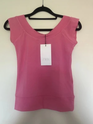 rosa topp - jättesöt rosa topp ifrån Zara i storlek S💕💕säljer då den inte passade mig’