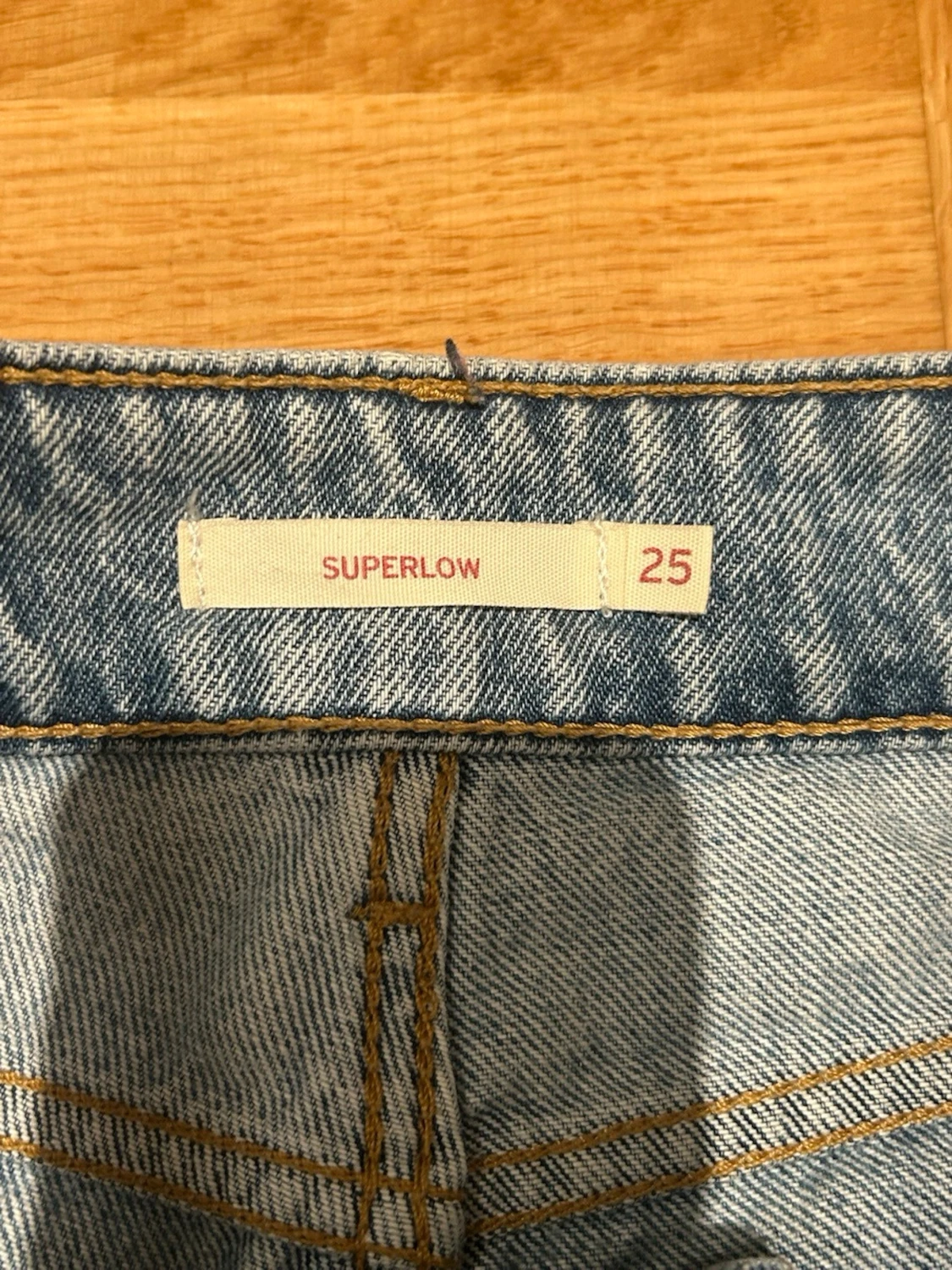 Ljusblå slitna Levi's jeans - 3