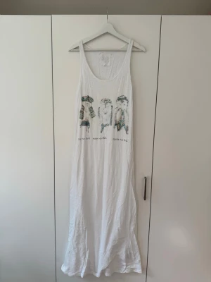 Långklänning från Sixty Days - Är helt oanvänd. Är köpt på Zebra i Helsingborg. Nypris är 1499 kr.