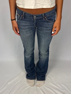 Lågmidjade bootcut jeans - Supersnygga lågmidjade bootcut jeans från 7 for all mankind | Storlek 29 | Jättefint skick! Lite slitna vid hälarna. | Jag är 168cm lång och väger 60kg | Mått: Ytterbenslängd: 105cm. Midjebredd: 42cm. Lårbredd: 27cm. Fotöppning: 23cm. Kontakta mig vid fler frågor eller funderingar!💗