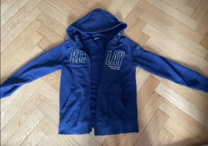 Blå zip hoodie från Replay - Snygg blå hoodie från Replay med dragkedja framtill och huva. Tryck med Replay-logga på bröstet och fickor på sidorna. 
